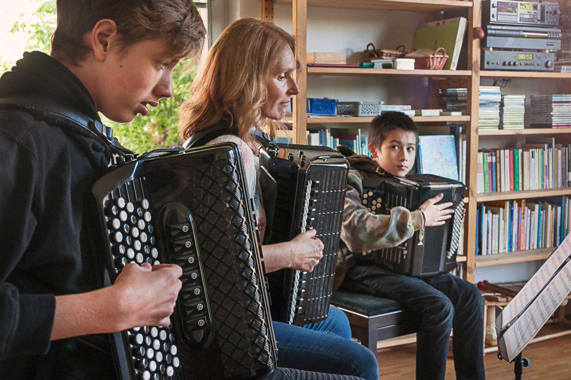 drei Personen spielen gemeinsam auf Akkordeons in der Musikschule Papagena