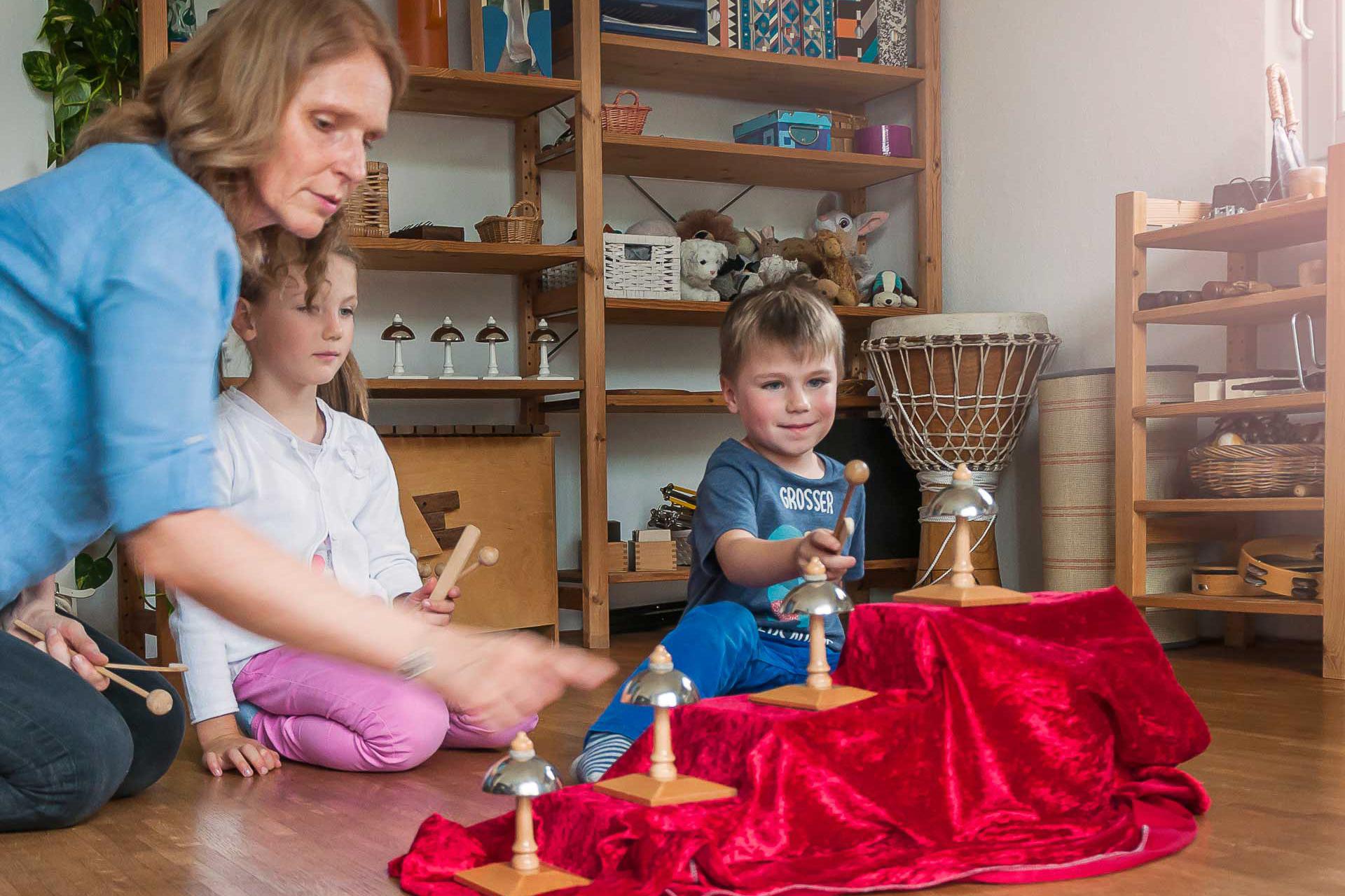 zwei Kinder spielen auf Montessori Glocken