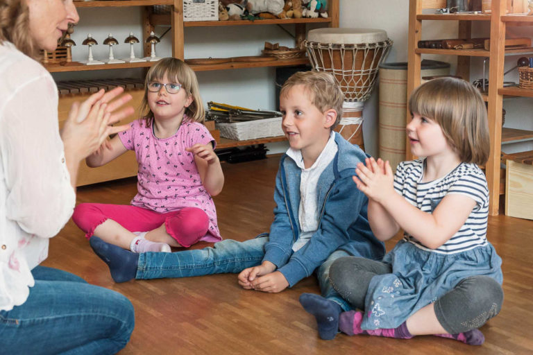 Kinder Boden sitzend in der Musikschule