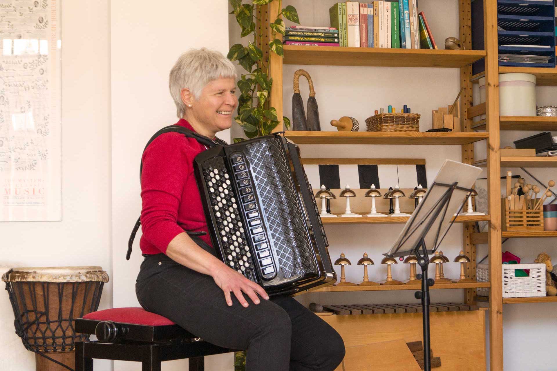 Frau am Akkordeon in der Musikschule Papagena